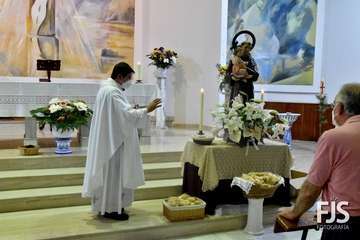  Decenas de fieles rinden pleitesía a San Antonio de Padua en Clavellinas/Francisco Javier Santana.